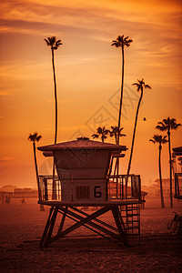 海洋滩救生员塔海边的加利福尼亚救生员塔和日落时图片