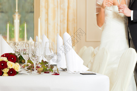 婚宴上用新娘捧花装饰的婚宴桌图片