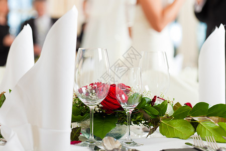 在用鲜花装饰的婚宴上的婚桌图片