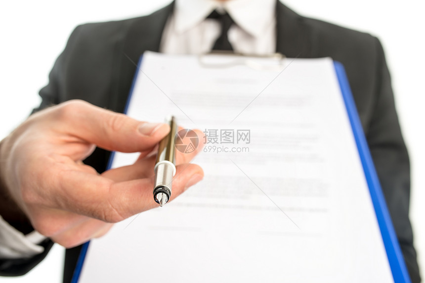 商人或销售员将一份合同交给剪贴板签字图片