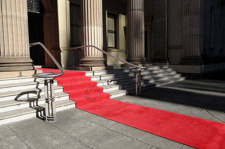 豪华酒店大楼前铺设的红地毯图片