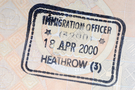 护照内页上的联合王国移民入境印章单背景图片