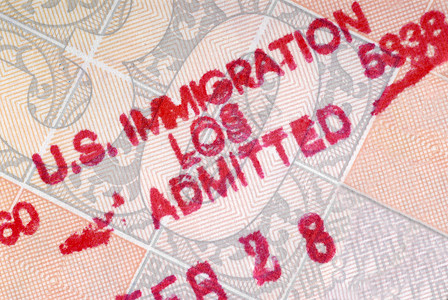 护照内页的美国海关移民入境登记背景图片