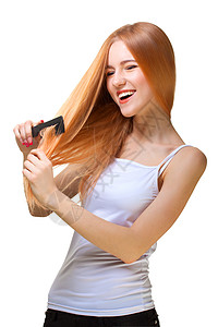 美丽的红发美女用梳子头发白背图片