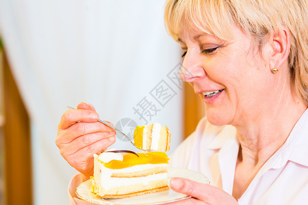 下午吃蛋糕的老妇人背景图片