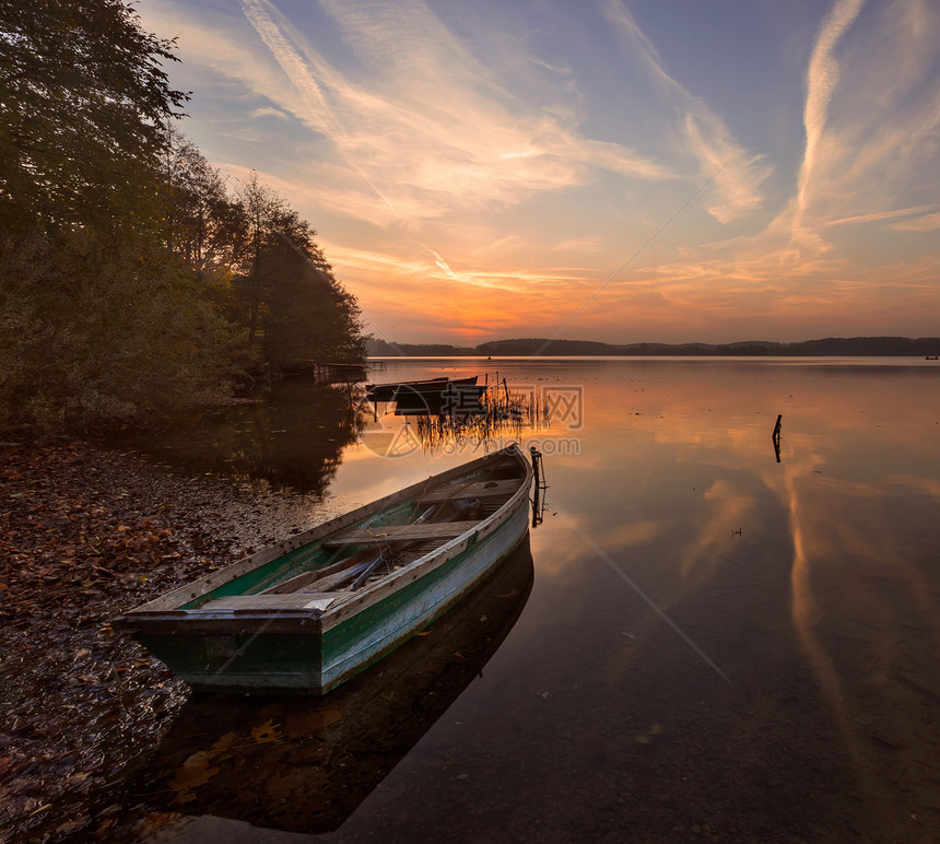 美丽的湖景与渔夫船和落日的天空Mazury湖区的典型波兰湖橙色的天空和云图片