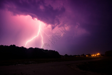 匈牙利的云和雷电闪和风暴图片