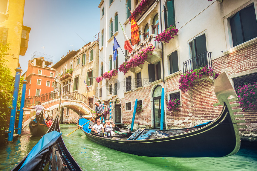 意大利威尼斯运河上的Gondolas图片