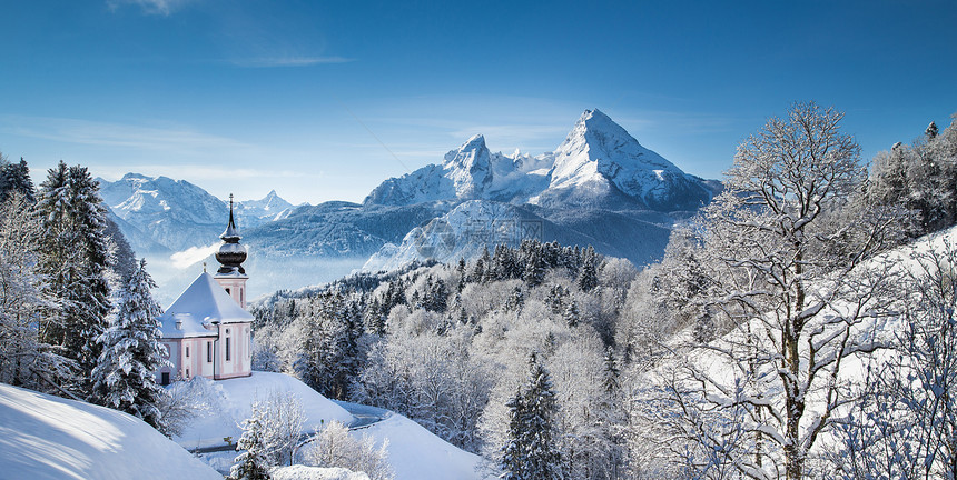 巴伐利亚阿尔卑斯山美丽的冬季景观全景图片