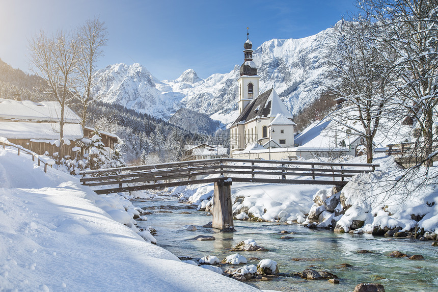德国上巴伐利亚州贝希特斯加登公园拉姆绍村著名的圣塞巴斯蒂安教区堂巴伐利亚阿尔卑斯山风景秀丽的图片