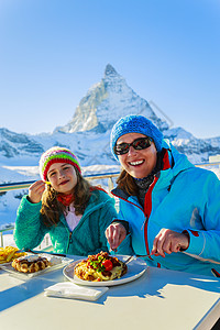 冬季滑雪享受午餐图片