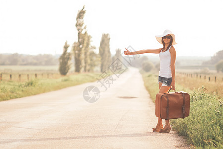 漂亮的旅行者女孩随身图片