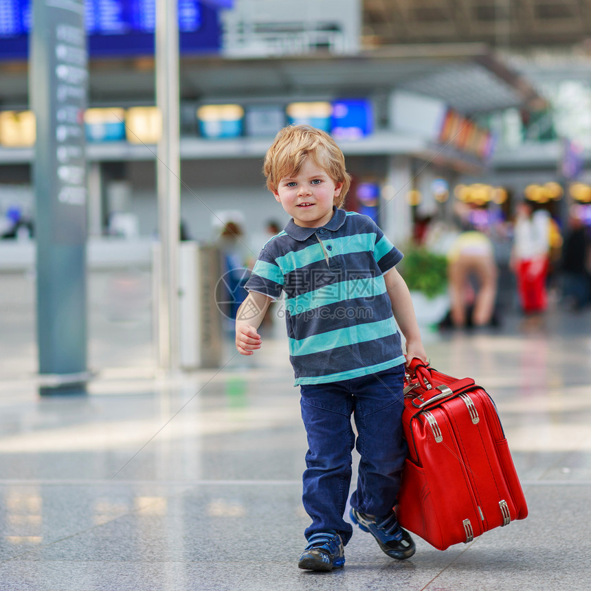 有趣的小男孩去度假旅行带着手提箱图片