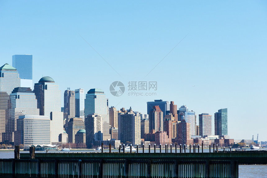 纽约市曼哈顿天线在哈德逊河上空从图片
