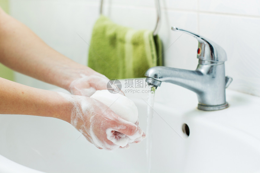 在浴室里用肥皂洗手卫生图片