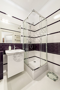 带紫色淋浴间的现代浴室图片