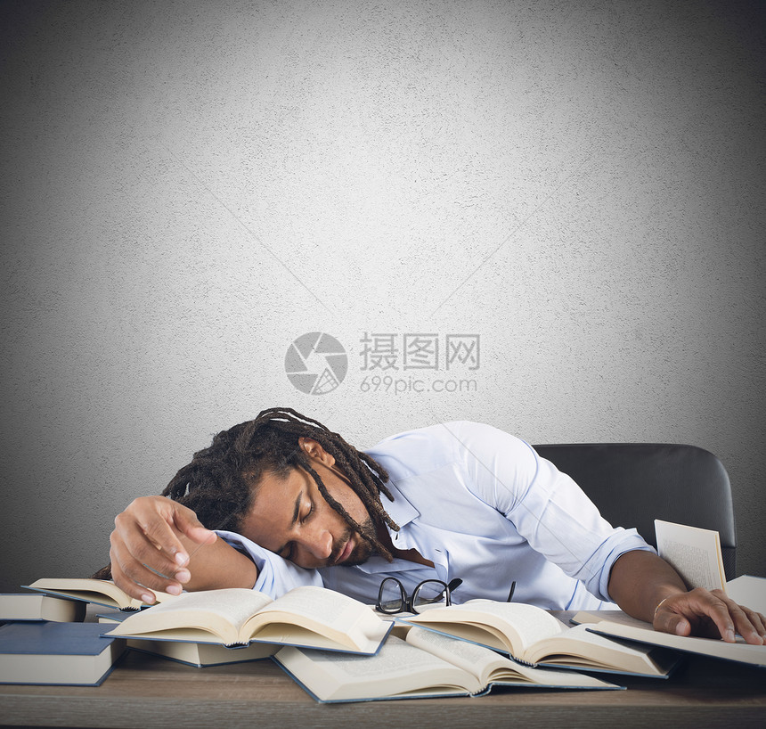 疲倦的老师在看书时睡着了图片