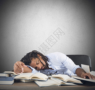 疲倦的老师在看书时睡着了图片
