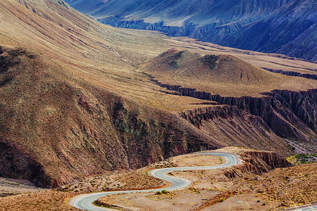 阿根廷北部的风景落基山脉和道路图片
