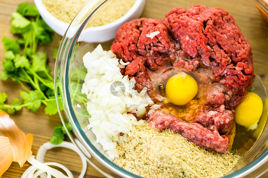 桌上肉丸食谱的配料图片