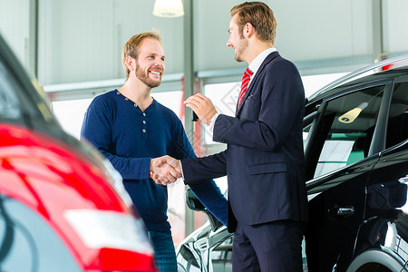 经销商或汽车销售员和经销商的客户图片