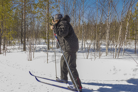秋冬季森林滑雪日的女人高清图片