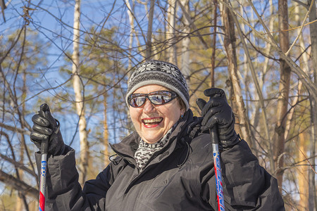 秋冬季森林滑雪日的女人背景图片