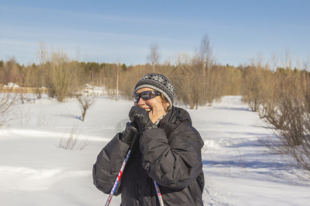 秋冬季森林滑雪日的女人高清图片
