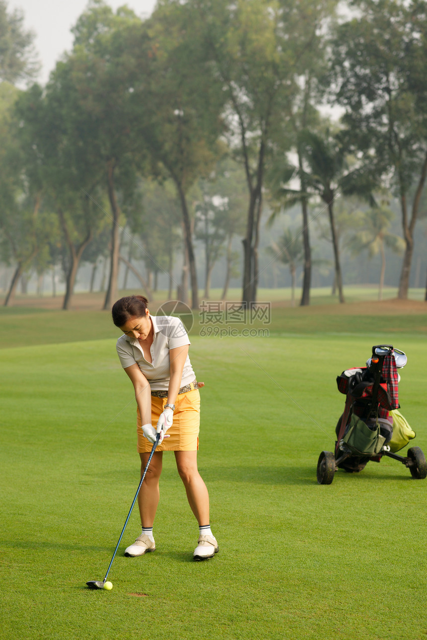 女高尔夫球手准备好击球图片