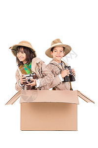 儿童夫妇在一个纸箱里图片
