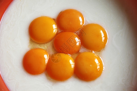 生鸡蛋黄色图片