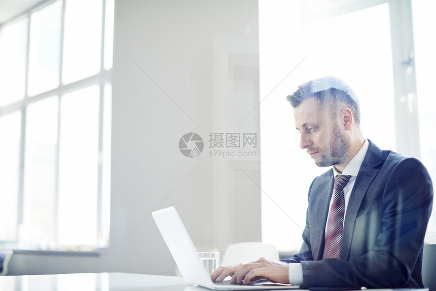 忙碌的男人在办公图片