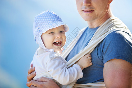 快乐的婴儿男孩在吊床上父亲图片