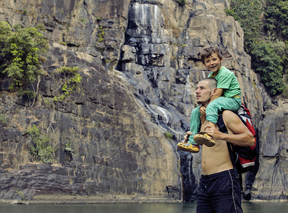 父亲和儿子一起去瀑度假时的幸福家庭自图片
