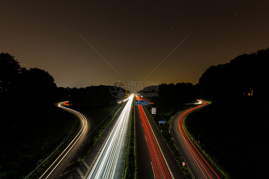 晚上在Aachen德国的一条高速公路上过图片