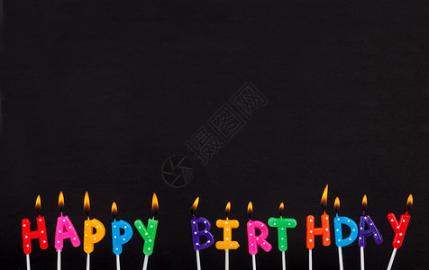 燃烧五颜六色的生日快乐蜡烛图片