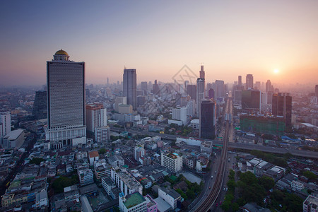 泰国曼谷首都美丽的城市景观城市景观在晨光中从天空刮板建图片