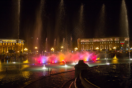 夜晚埃里温和歌唱喷泉在中央广图片