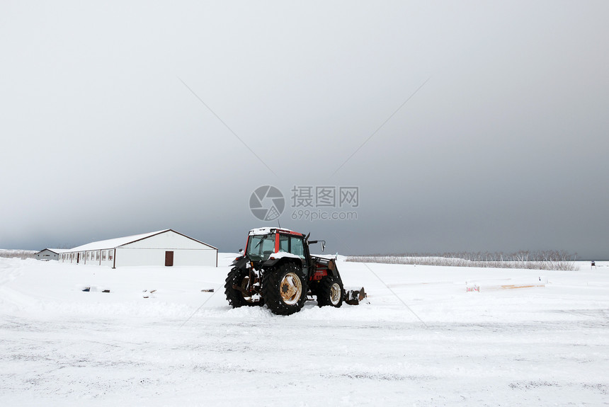 冬季冰岛的雪覆盖农场上的农村庄房屋和设图片