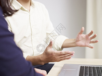 男办公室工作人员在与职女同事交谈时使用手签单位图片