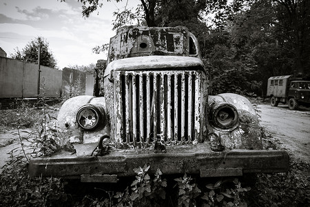 废弃的旧卡车黑白场景图片