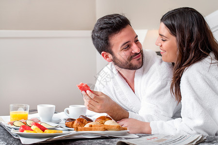 年轻有吸引力的情侣在酒店房间享受早餐图片