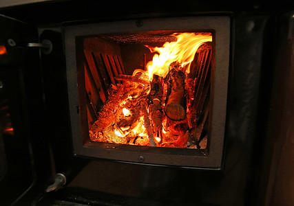 烧柴的炉子图片