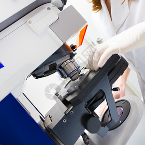 高频荧光显微镜上的科学家微量检查Hass工作环境中的保健专业人员单图片