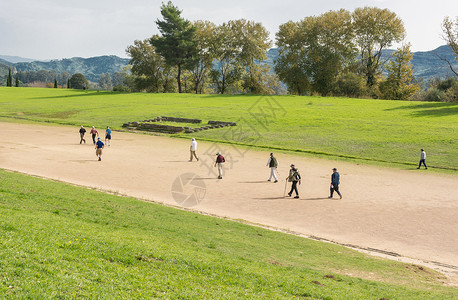 宙斯费伯人们在一个古老的体育场上奔跑古奥背景