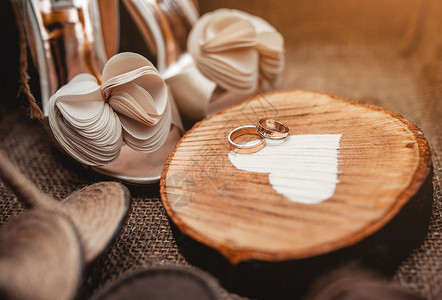 shou新娘在木心上的Shou和戒指背景