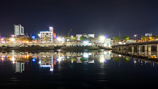 夜里拍摄的南川河上的反射景象江图片