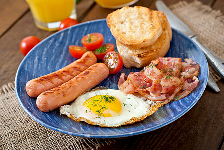 英语早餐面包鸡蛋培根和蔬菜木制背图片