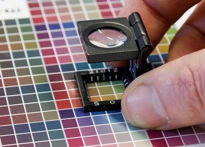 彩色模糊喷墨测试打印的放大镜特写图片