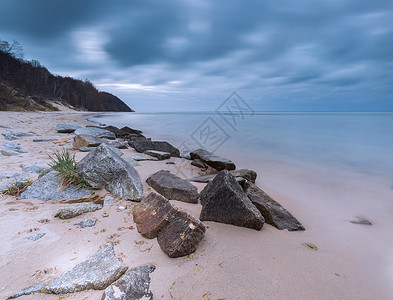 美丽的波罗的海景有石块断流水平息图片
